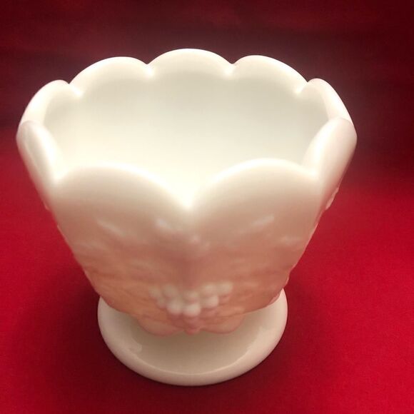 Vintage westmoreland milk glass vase - Picture 4 of 8